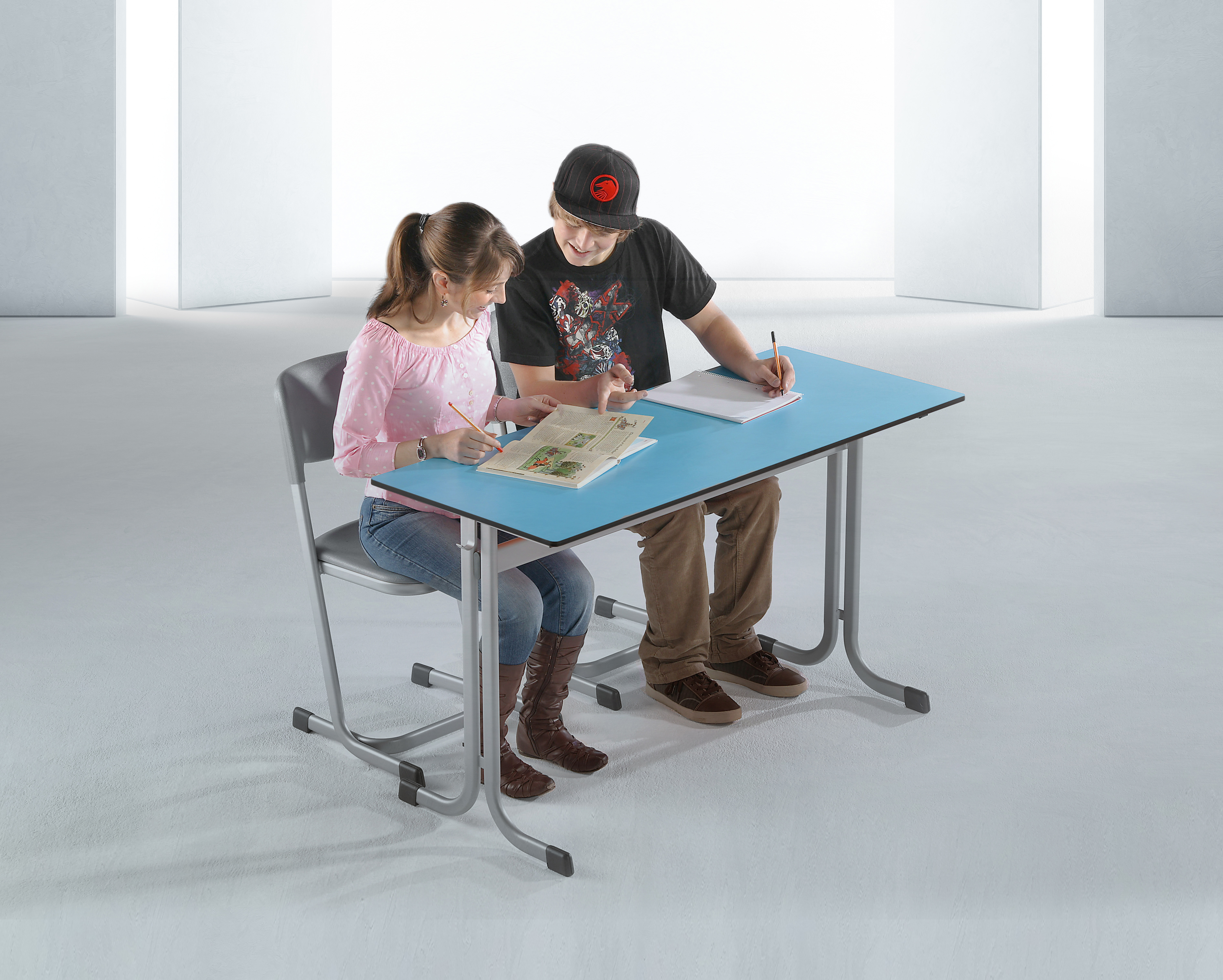 Schülertisch mit Mittelsäulengestell Modell MT mit Drahtkorbablage